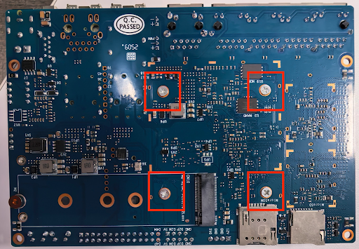 Orificios de montaje del ventilador en la parte inferior de la placa BPi-R3
