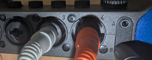 חיבורים של יציאה B ב-Zoom AMS-44